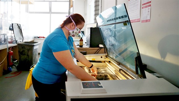 Aby pomohli lkam i jinm profesm s nedostatkem ochrannch pomcek, pustili se na Vysokm uen technickm (VUT) a v Jihomoravskm inovanm centru (JIC) ve velkm do vroby tt na 3D tiskrnch.