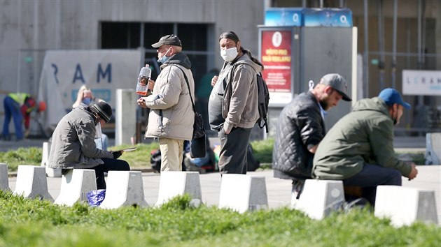 asto konzumuj alkohol i drogy a dochz mezi nimi k potykm, kritizuj mstn lid ponn bezdomovc v brnnsk Vlhk ulici a jejm okol. I proto protestuj proti zmru msta zdit zde pro lidi bez domova centrum.