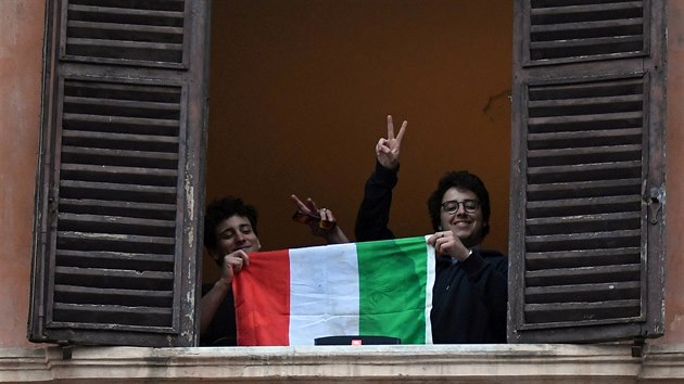 Italové v domácí karanténě pořádají na balkónech malá koncertní vystoupení pro ostatní. Snaží se tak zvýšit morálku během koronavirové krize. (13. března 2020)