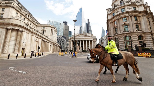 Londnsk policista na koni ped budovou Bank of England, centrln bankou Velk Britnie (31. bezna 2020)