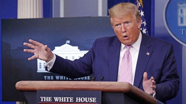 Americk prezident Donald Trump hovo o pandemii koronaviru na tiskov konferenci v Blm dom. (1. dubna 2020)