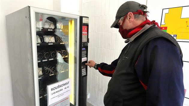 Prodejn� automat na l�tkov� rou�ky - rou�komat, zprovoznilo m�sto Cheb. Dv� rou�ky za 40 korun. V�t�ek z prodeje jde do spolku Joker, kde rou�ky �ij�, na dal�� v�robu. (2. dubna 2020)