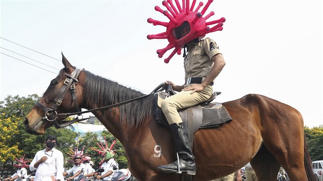 Indick policista na shromdn zamenm na prevenci en koronaviru v indickm Hajdarbdu. (2. dubna 2020)