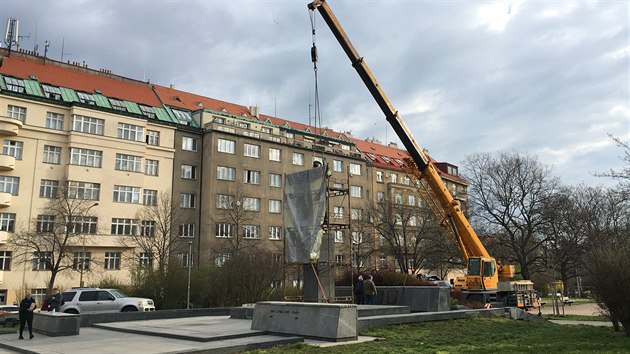 Praha 6 zaala rno odstraovat sochu generla Ivana Stpanovie Konva v Bubeni. Socha poputuje do depozite a nsledn do Muzea pamti 20. stolet. (3. dubna 2020)