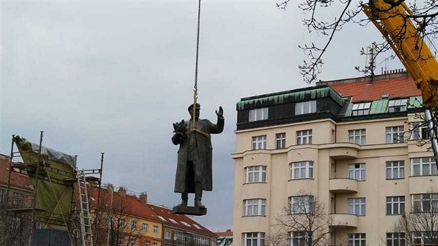 Praha 6 začala  ráno odstraňovat sochu generála Ivana Stěpanoviče Koněva v Bubenči. Socha poputuje do depozitáře a následně do Muzea paměti 20. století. (3. dubna 2020)