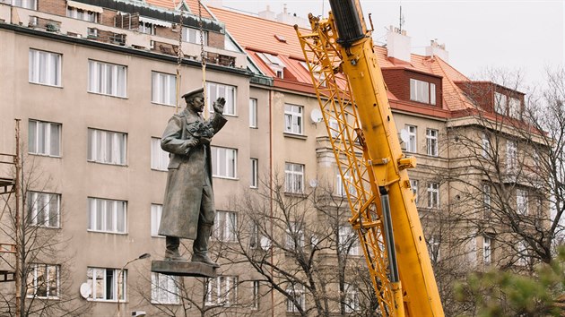 Praha 6 začala ráno odstraňovat sochu generála Ivana Stěpanoviče Koněva v Bubenči. Socha poputuje do depozitáře a následně do Muzea paměti 20. století. (3. dubna 2020)