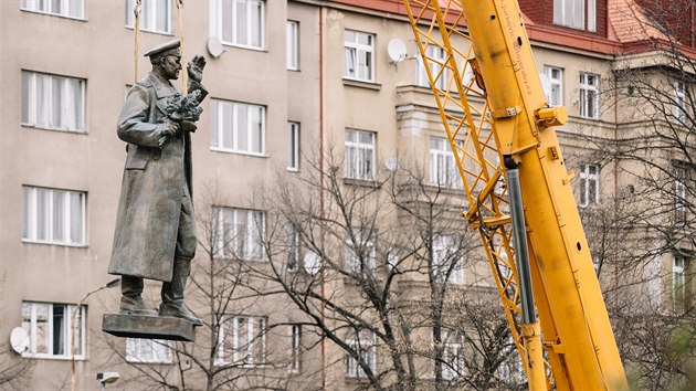 Praha 6 zaala rno odstraovat sochu generla Ivana Stpanovie Konva v Bubeni. Socha poputuje do depozite a nsledn do Muzea pamti 20. stolet. (3. dubna 2020)