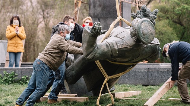 Praha 6 zaala rno odstraovat sochu generla Ivana Stpanovie Konva v Bubeni. Socha poputuje do depozite a nsledn do Muzea pamti 20. stolet. (3. dubna 2020)