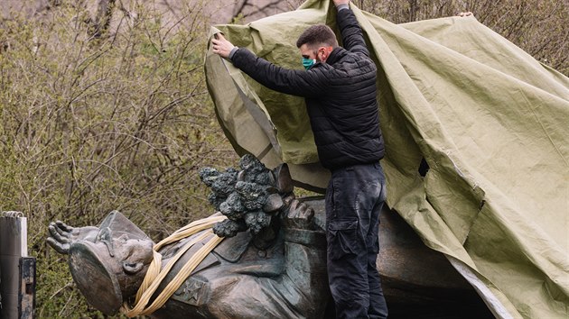 Praha 6 začala ráno odstraňovat sochu generála Ivana Stěpanoviče Koněva v Bubenči. Socha poputuje do depozitáře a následně do Muzea paměti 20. století. (3. dubna 2020)