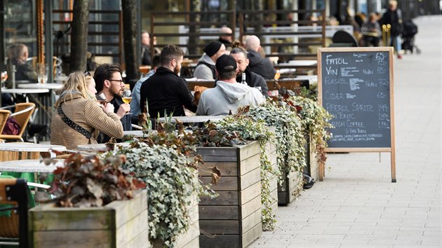 Zahrádky švédských restaurací jsou plné i během koronavirové krize. (1. dubna 2020)