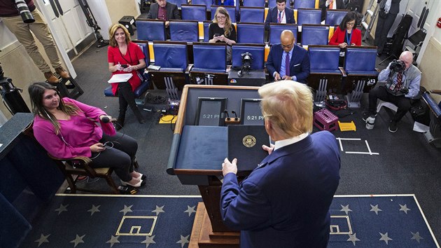 Americk prezident Donald Trump na tiskov konferenci v Blm dom ve Washingtonu. (3. dubna 2020)