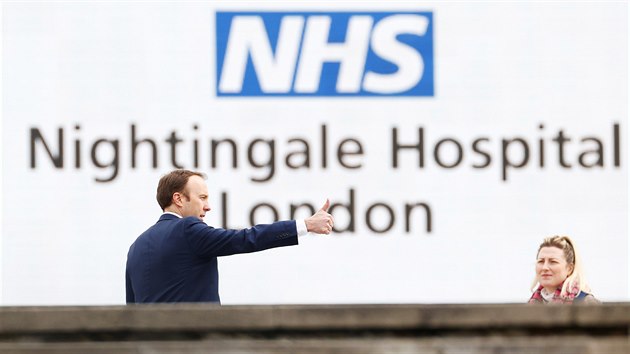 Britsk ministr zdravotnictv Matt Hancock na slavnostnm oteven NHS Nightingale Hospital v Londn. Centrum ExCel bylo pemnno na doasnou nemocnici pro pacienty s onemocnnm covid-19. Disponuje 4000 lek. (3. dubna 2020)
