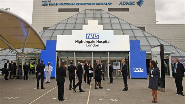 Slavnostn oteven NHS Nightingale Hospital v Londn. Centrum ExCel bylo pemnno na doasnou nemocnici pro pacienty s onemocnnm covid-19. Disponuje 4000 lek. (3. dubna 2020)