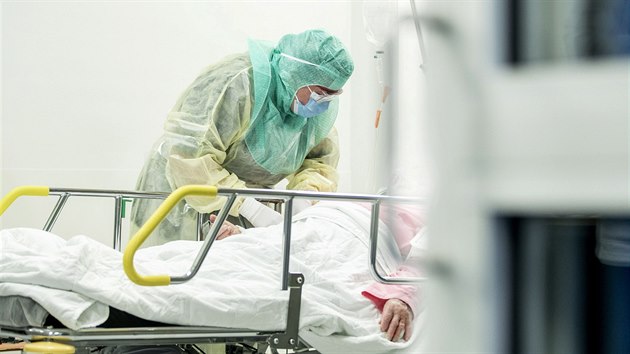 Zdravotn sestra odebr krev pacientovi s onemocnnm covid-19 ve finsk nemocnici. (3. dubna 2020)