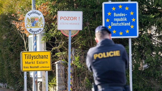 Policisté hlídkují na uzavřeném hraničním přechodu Železná na Domažlicku. Cestujícím z Německa občas musí vysvětlit, že hranice jsou dočasně neprostupné. (14, března 2020)
