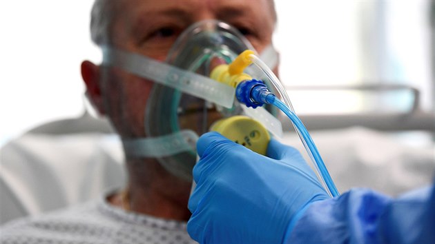 Pacient v milánské nemocnici infikovaný chorobou covid-19 potřebuje dýchací masku. (7. dubna 2020)