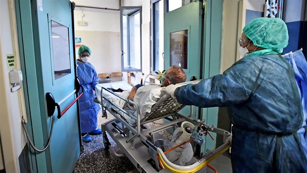 Pevoz pacienta s onemocnnm covid-19 v milnsk nemocnici Cernusco sul Naviglio (7. dubna 2020)