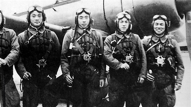 Japont piloti Kamikaze ped odletem do boje na snmku z listopadu 1944.