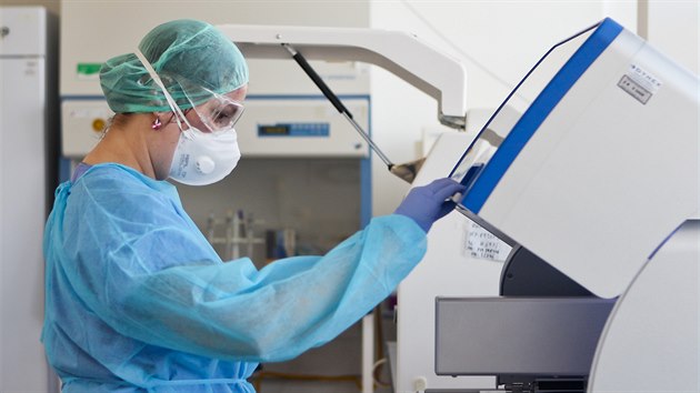 V �stavu mikrobiologie olomouck� fakultn� nemocnice se ka�d� den testuj� vzorky na koronavirus. Na sn�mku laborantka p�i testov�n� za p��sn�ch bezpe�nostn�ch opat�en�.