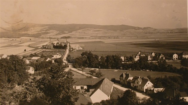 Snmek z prvn poloviny 20. stolet zachycuje Vikovice - osadu zvanou Kreniov. V pozad je arel rafinrie minerlnch olej Gustava Oberleithnera.