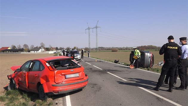 Následky dopravní nehody mezi obcemi Těšetice a Rataje na Olomoucku. Řidič červeného vozu tudy ujížděl při zběsilé jízdě policistům, nezvládl řízení a srazil z cesty druhý vůz. (6. dubna 2020)