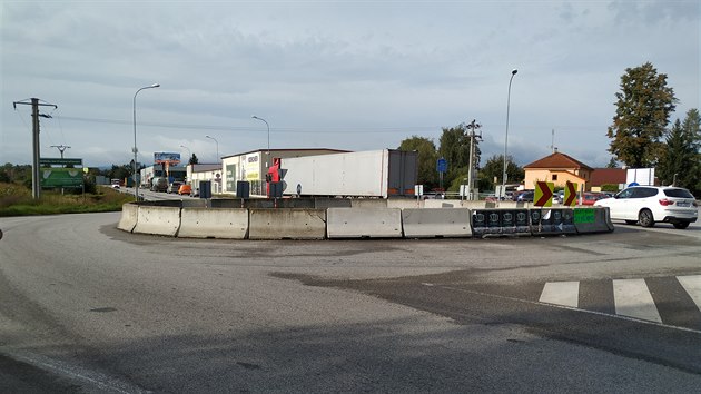 K�i�ovatku silni���i roz���� a vznikne tam samostatn� pruh, takzvan� bypass ve sm�ru do krajsk�ho m�sta. Zv��� se tak celkov� kapacita a plynulej�� budou tak� n�jezdy, co� pom��e kamion�m a autobus�m.