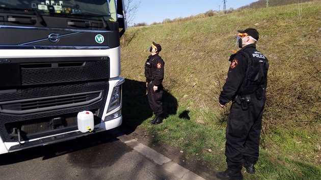 Str�n�ci p�i kontrole pr�myslov� z�ny v P�edlic�ch, se zam��en�m na kontrolu dodr�ov�n� dopravn�ho zna�en� a kontrolu dodr�ov�n� z�kona O krizov�m ��zen�, zjistili je�t� �ty�i p�estupky v doprav�