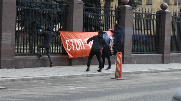 lenov strany Jin Rusko zatoili na eskou ambasdu v Moskv. Do budovy vhodili kouovou bombu a na plot vyvsili plakt Stop faismu.