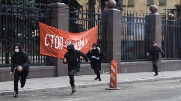�lenov� strany Jin� Rusko za�to�ili na �eskou ambas�du v Moskv�. Do budovy vhodili kou�ovou bombu a na plot vyv�sili plak�t Stop fa�ismu.