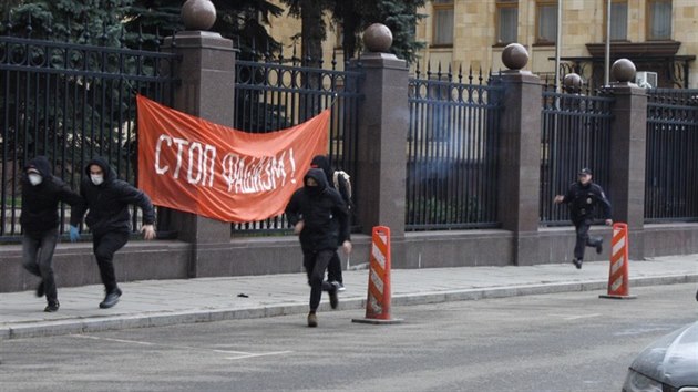 lenov strany Jin Rusko zatoili na eskou ambasdu v Moskv. Do budovy vhodili kouovou bombu a na plot vyvsili plakt Stop faismu.