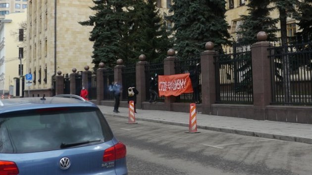 �lenov� strany Jin� Rusko za�to�ili na �eskou ambas�du v Moskv�. Do budovy vhodili kou�ovou bombu a na plot vyv�sili plak�t Stop fa�ismu.