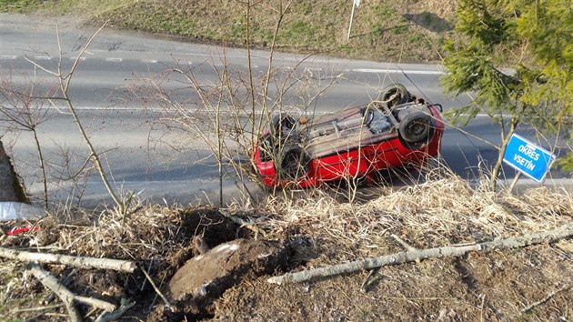 Zna�n� opil� �idi� p�i odjezdu z parkovi�t� sjel ze svahu na bl�zkou silnici prvn� t��dy, kde se na�t�st� nesrazil s ��dn�m autem.