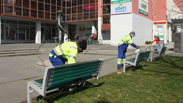 Uherské Hradiště dezinfikuje lavičky ve městě.