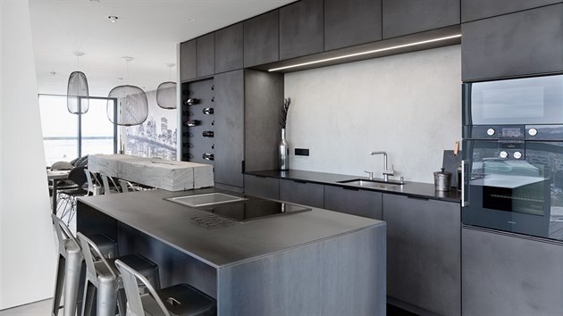 Kuchy s lonmi prostory a ke stropu je v dekoru tmav betonov strky.