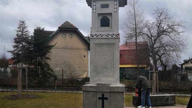 Pomník v Ořešské ulici na památku obětem první světové války, kde chybí deska se jmény.