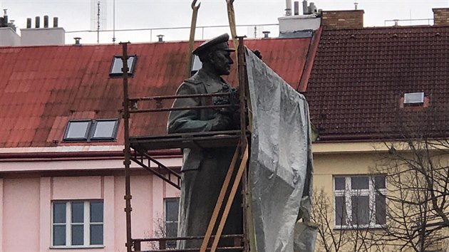 Jeřáb jistí sochu maršála Koněva v Praze 6. Radnice ji převeze do depozitáře. (3. 4. 2020)