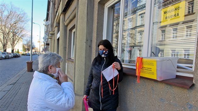 Jana Valentová z Prostějova zřídila na okně rouškobudku pro ty, kteří si roušku nemohou vyrobit sami. Šije je nejen ona, ale i maminky z rodinného centra Lodička či další dobrovolníci.