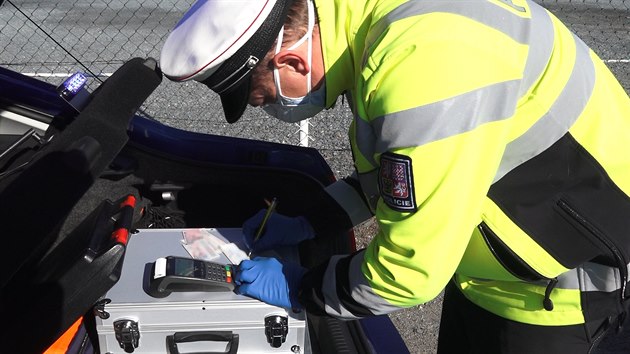 st idi si nyn na silnicch astji dovol pekraovat maximln povolenou rychlost, nebo spolhaj na to, e se policist na dopravn pestupky v tchto dnech tolik nezamuj. Reakc policie v Olomouckm kraji bylo nkolik kontrolnch akc. Hned prvn den hldky eily sedm destek poruen rychlostnho limitu.