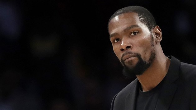 Kevin Durant sleduje zpas svch Brooklyn Nets proti Los Angeles Lakers.