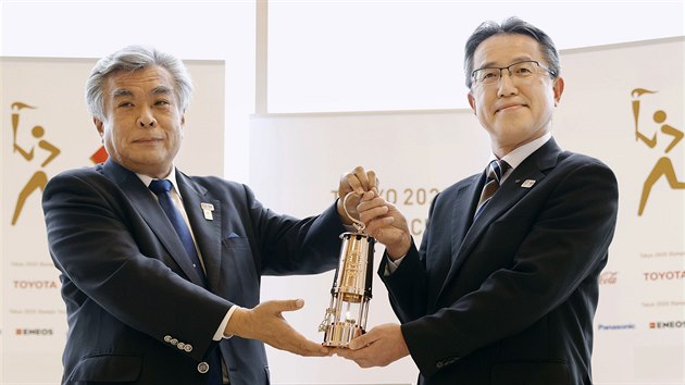 Makoto Nodi (vpravo) z prefektury Fukuima a Jukihiko Nunomura z organizanho vboru tokijsk olympidy pevzali lucernu s olympijskm ohnm.