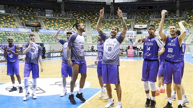 Basketbalist Burgosu se ped przdnmi tribunami raduj z postupu do tvrtfinle Ligy mistr. Zleva Thaddus McFadden (12), Augusto Lima (32), Javi Vega (10), Jasiel Rivero (14) a Dragan Api (88).