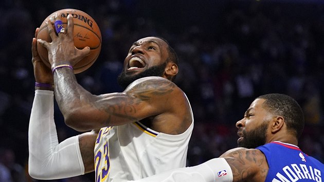 LeBron James (vlevo) z LA Lakers to na ko LA Clippers pes Marcuse Morrise.