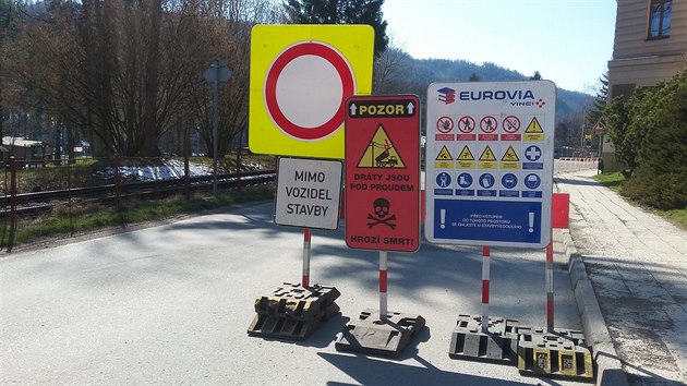 Zaala oprava silnice mezi Teplicemi nad Metuj a vstupem do Teplickch skal (1. 4. 2020).