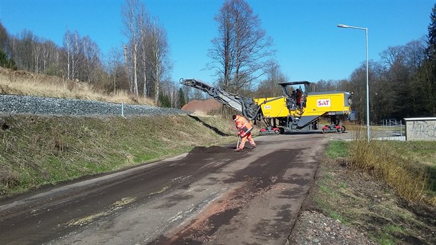 Stavební firma už frézuje poškozenou vozovku, která vede kolem Adršpašsko-teplických skal (1. 4. 2020).