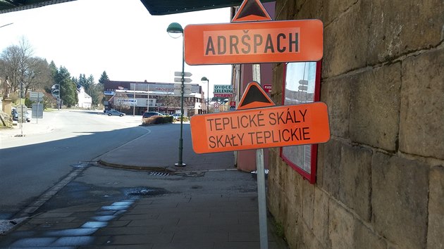 Ke skaln�m m�st�m se d� dojet po obj��ce, sm�rovky v centru Teplic nad Metuj� (1. 4. 2020)