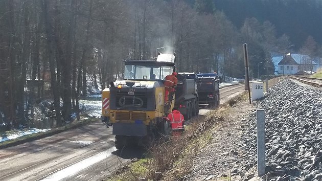 Zaala oprava silnice mezi Teplicemi nad Metuj po vstup do Teplickch skal (1. 4. 2020).