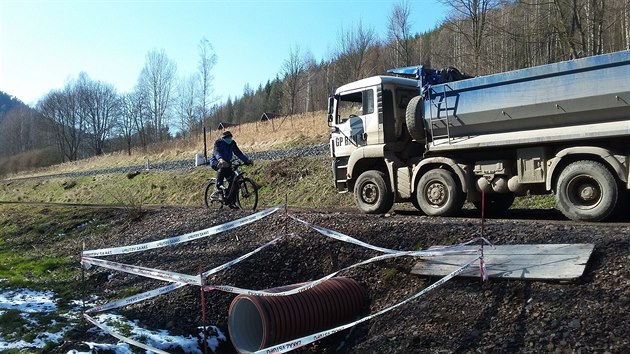 Zaala oprava silnice mezi Teplicemi nad Metuj po vstup do Teplickch skal (1. 4. 2020).