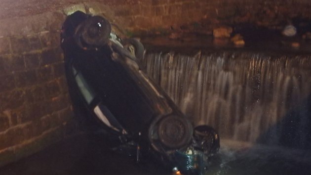 Mezi Dvorem Krlov a Vtznou havarovalo auto do Hartskho potoka (3. 4. 2020).
