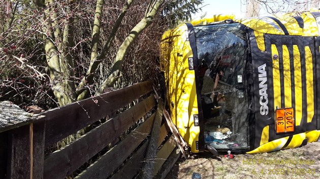 Ve Skaov na Plzesku se pevrtila cisterna pevejc naftu. Nehoda se obela bez zrann.