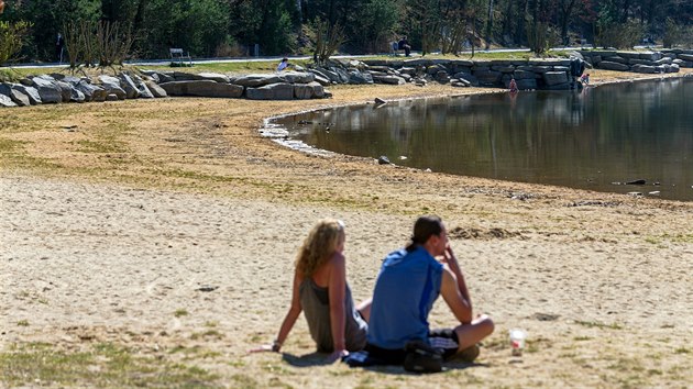 Výrazný nedostatek vody ve Velkém boleveckém rybníku v Plzni odhalil v nebývalé míře kamenná mola a písečné pláže. (8. 4. 2020)